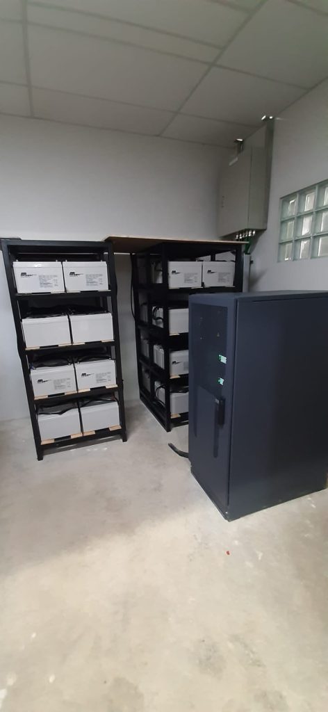 UPS dan rak battery MPower terpasang, oleh tim PT Bestindo Inti Perkasa