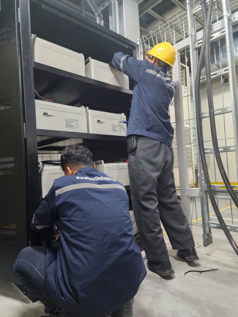 Pemasangan battery di ruang UPS, oleh tim PT Bestindo Inti Perkasa