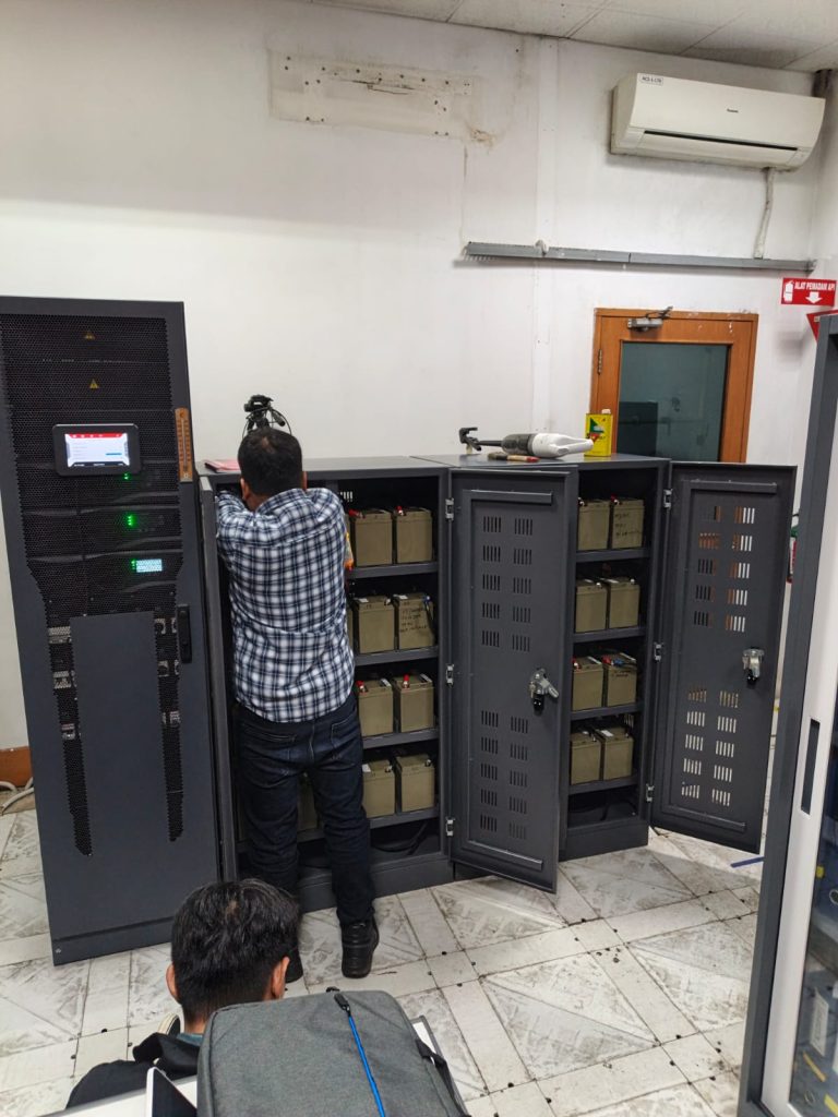 Teknisi PT Bestindo Inti Perkasa memasang battery di kabinet battery UPS