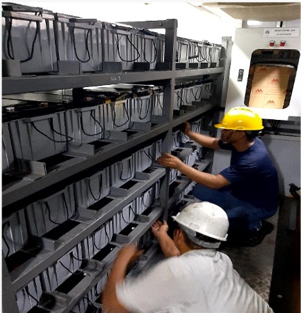 Pemasangan battery pada rak UPS, oleh tim PT Bestindo Inti Perkasa