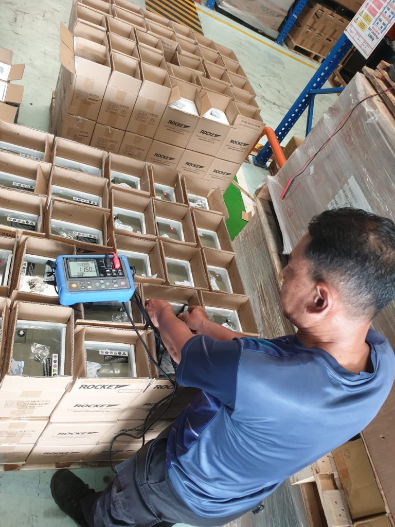 Pengecekan battery di gudang sebelum dikirim, oleh tim PT Bestindo Inti Perkasa