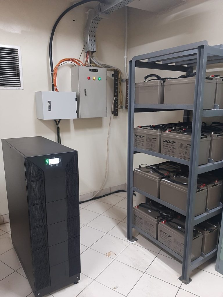 UPS dengan rak battery Rocket 12V terpasang di ruang UPS