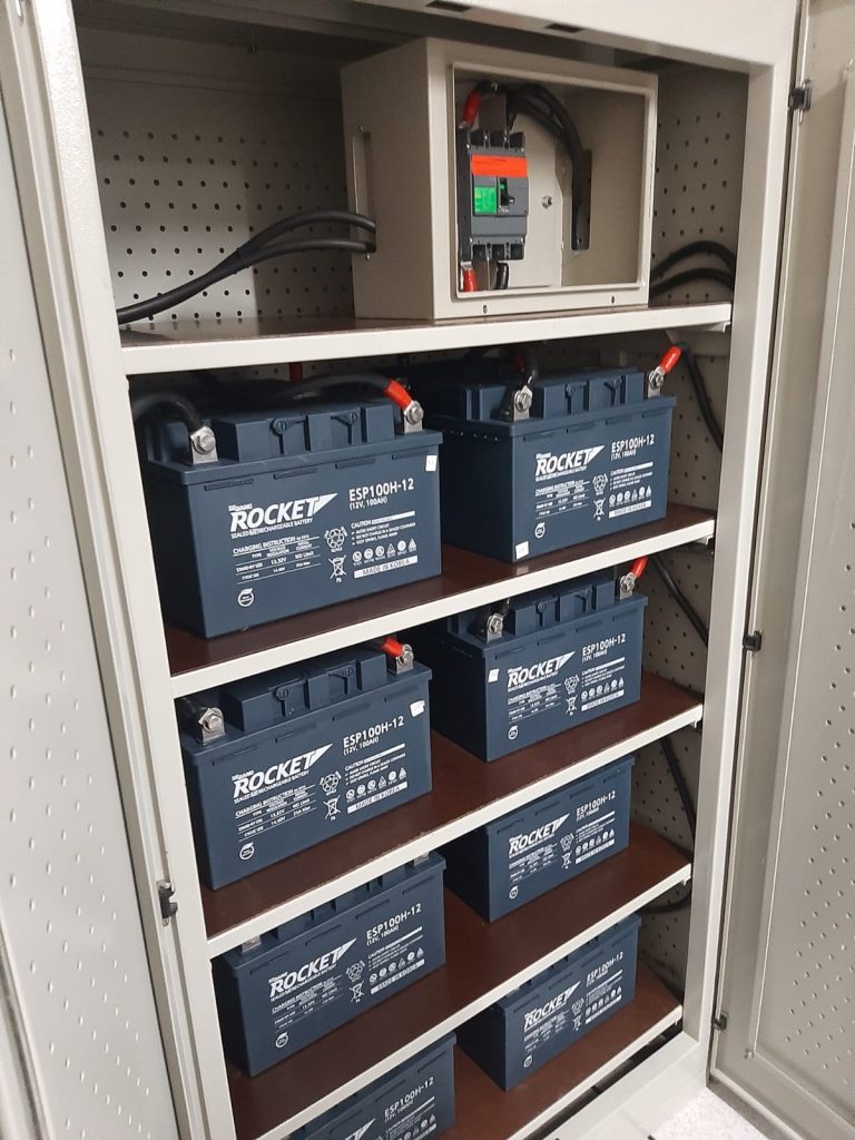 Battery Rocket 12V di kabinet battery, oleh tim PT Bestindo Inti Perkasa