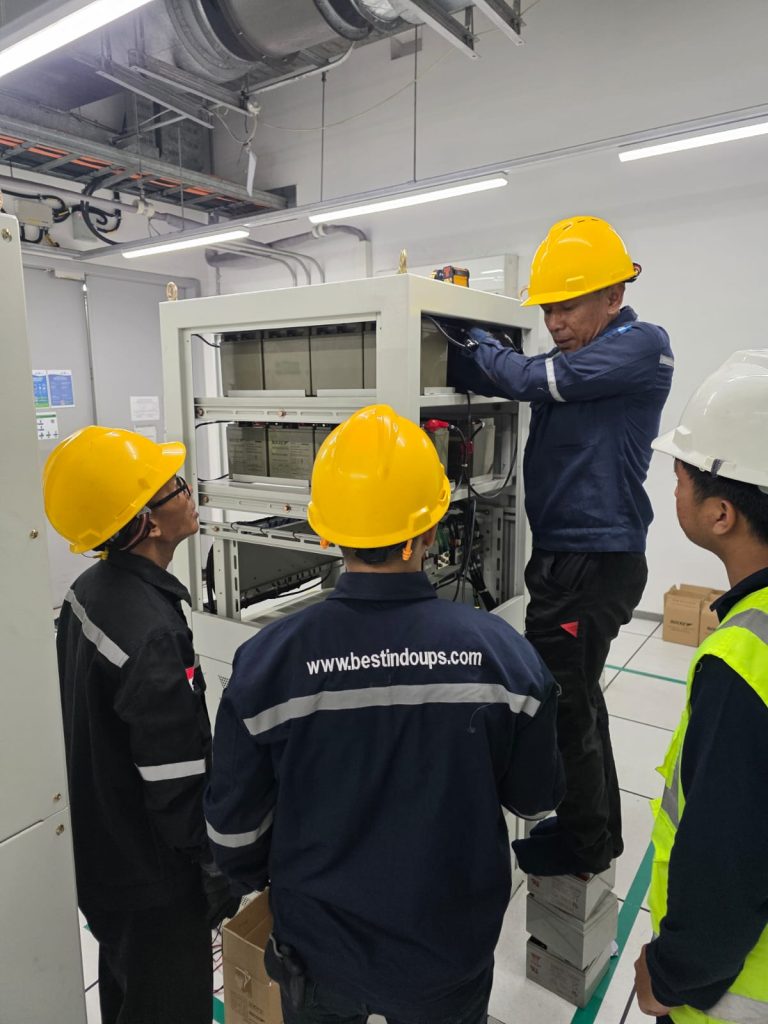 Tim teknisi PT Bestindo Inti Perkasa memasang battery UPS di ruang UPS pelanggan